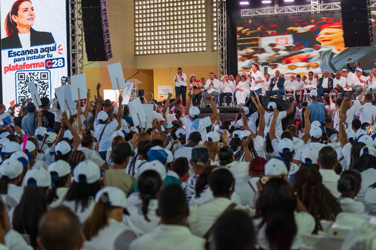 Carolina y Ricardo de los Santos juramentan comando de campaña en La Altagracia